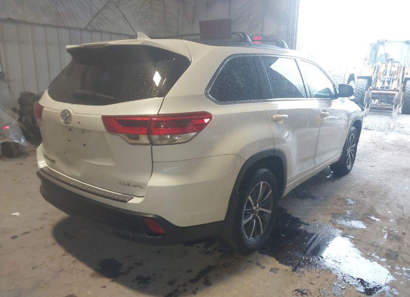Photo 4 of 2017 Toyota Highlander XLE (VIN 5TDJZRFH4HS386958)