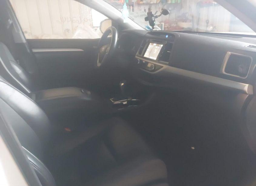 Photo 5 of 2017 Toyota Highlander XLE (VIN 5TDJZRFH4HS386958)