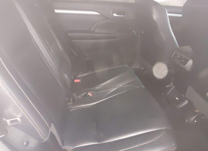 Photo 8 of 2017 Toyota Highlander XLE (VIN 5TDJZRFH4HS386958)