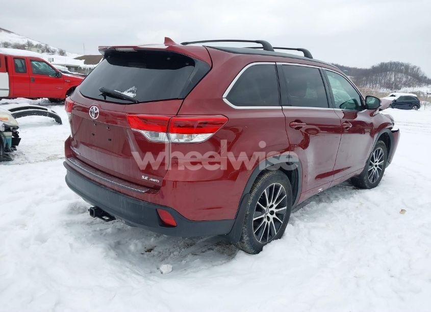 Photo 4 of 2017 Toyota Highlander SE (VIN 5TDJZRFH4HS414807)