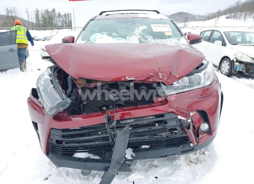 Photo 6 of 2017 Toyota Highlander SE (VIN 5TDJZRFH4HS414807)