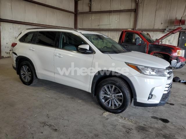 Photo 4 of 2017 TOYOTA HIGHLANDER SE N/A (VIN 5TDJZRFH4HS421370)