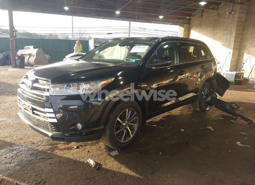 Photo 2 of 2017 Toyota Highlander XLE (VIN 5TDJZRFH4HS422602)