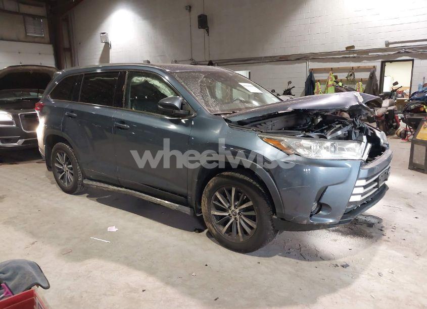 2017 Toyota Highlander XLE (VIN 5TDJZRFH4HS459780) main photo