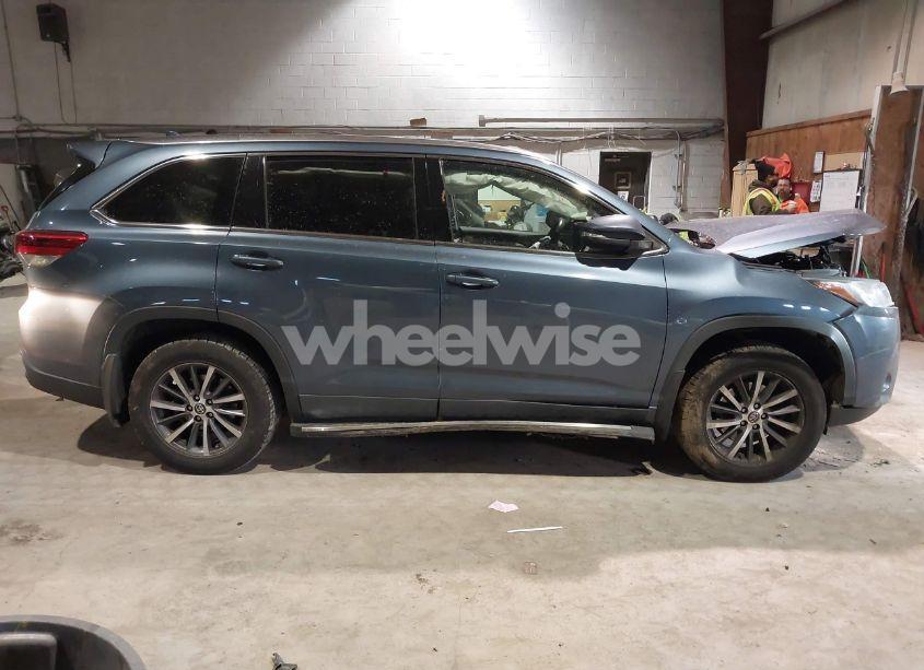 Photo 13 of 2017 Toyota Highlander XLE (VIN 5TDJZRFH4HS459780)