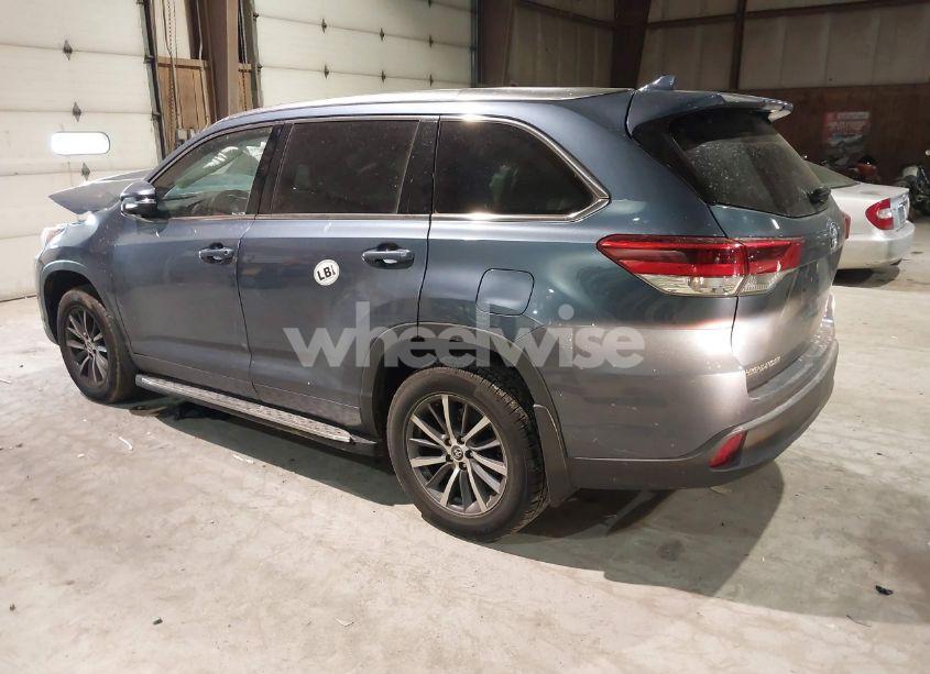 Photo 3 of 2017 Toyota Highlander XLE (VIN 5TDJZRFH4HS459780)