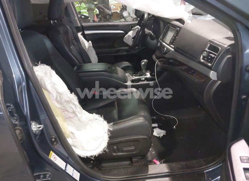 Photo 5 of 2017 Toyota Highlander XLE (VIN 5TDJZRFH4HS459780)