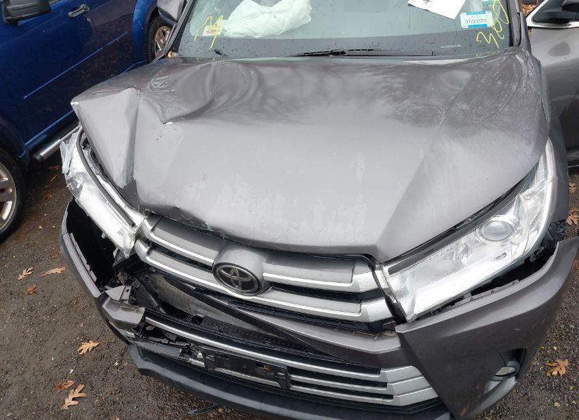 Photo 10 of 2017 Toyota Highlander XLE (VIN 5TDJZRFH4HS468009)