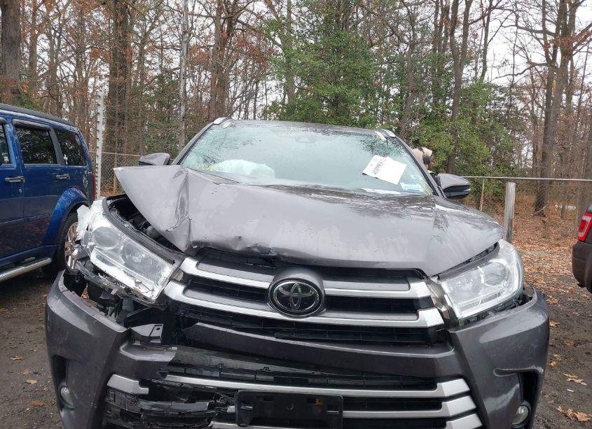 Photo 12 of 2017 Toyota Highlander XLE (VIN 5TDJZRFH4HS468009)