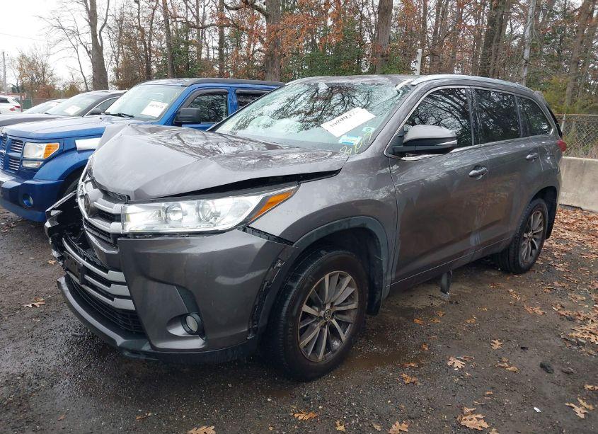 Photo 2 of 2017 Toyota Highlander XLE (VIN 5TDJZRFH4HS468009)