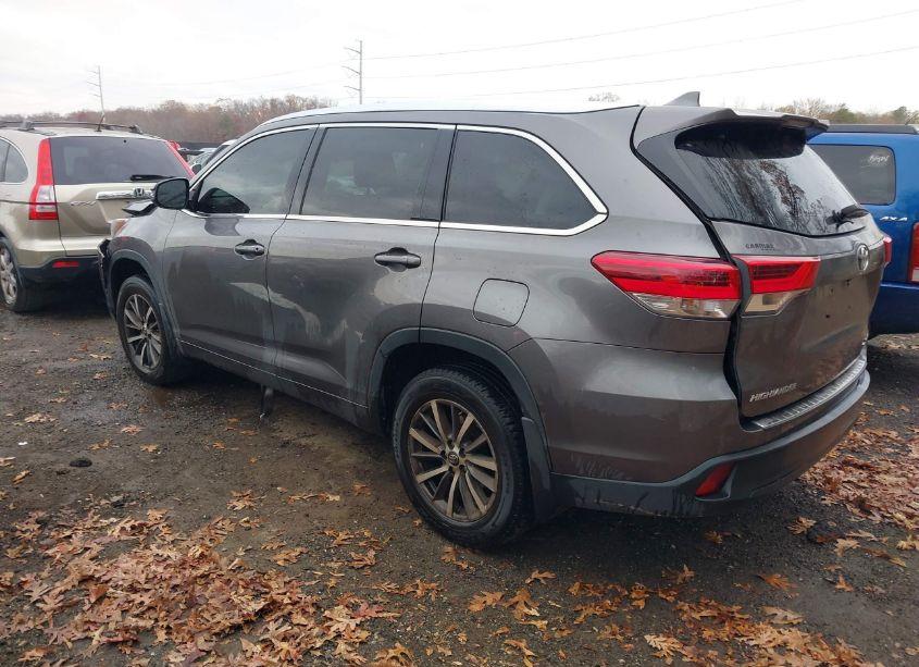 Photo 3 of 2017 Toyota Highlander XLE (VIN 5TDJZRFH4HS468009)