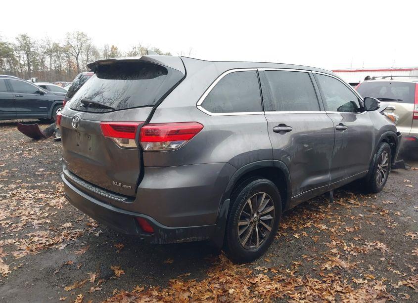 Photo 4 of 2017 Toyota Highlander XLE (VIN 5TDJZRFH4HS468009)
