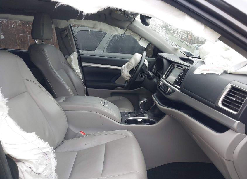 Photo 5 of 2017 Toyota Highlander XLE (VIN 5TDJZRFH4HS468009)