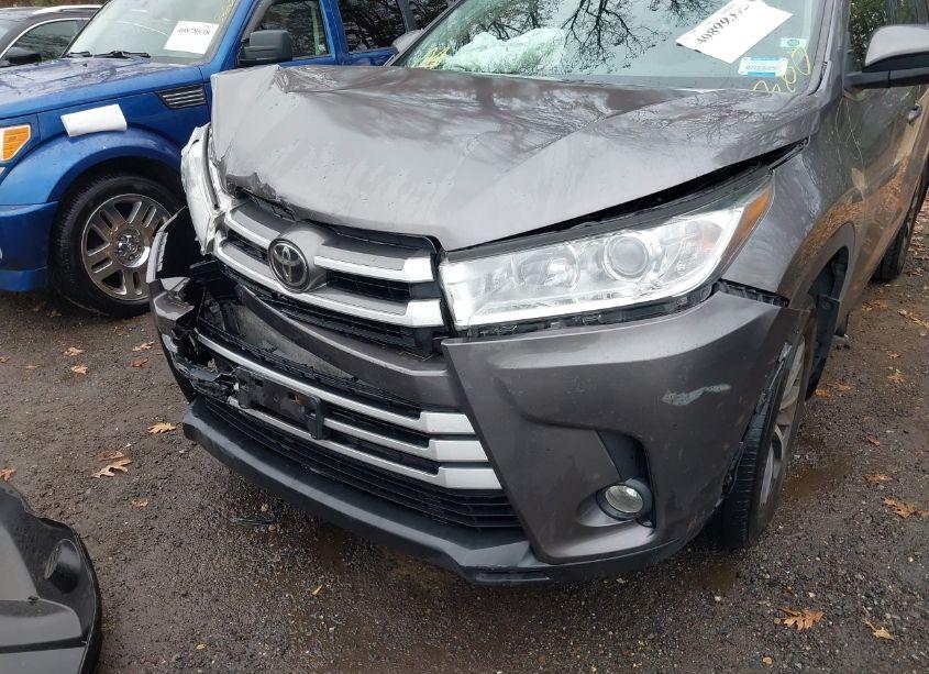 Photo 6 of 2017 Toyota Highlander XLE (VIN 5TDJZRFH4HS468009)