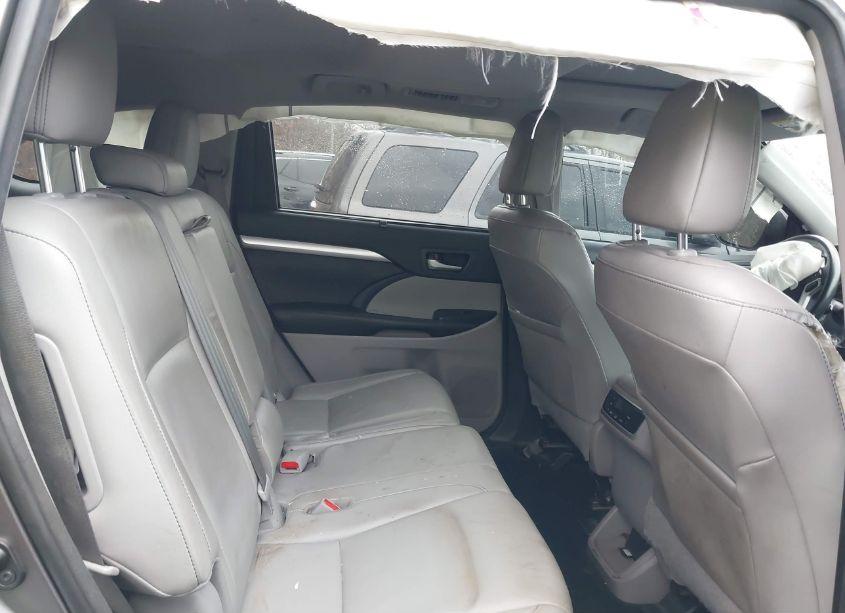 Photo 8 of 2017 Toyota Highlander XLE (VIN 5TDJZRFH4HS468009)