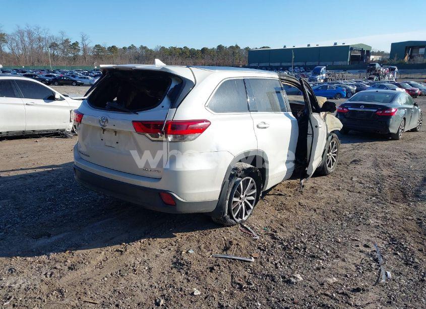 Photo 4 of 2017 Toyota Highlander XLE (VIN 5TDJZRFH4HS519203)