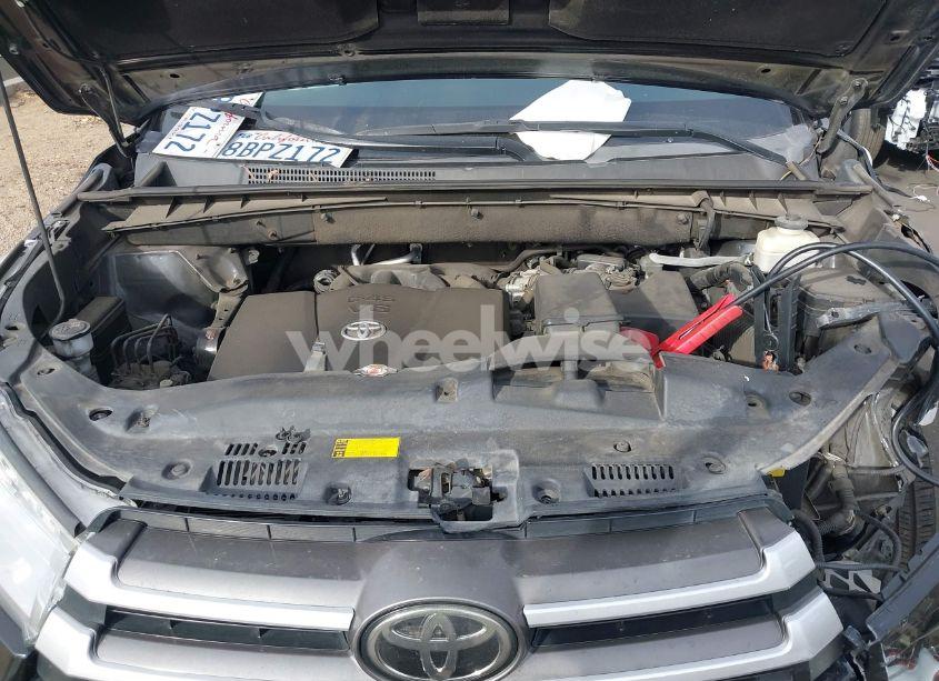 Photo 10 of 2018 Toyota Highlander XLE (VIN 5TDJZRFH4JS537223)