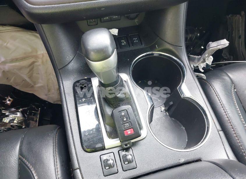 Photo 11 of 2018 Toyota Highlander XLE (VIN 5TDJZRFH4JS537223)
