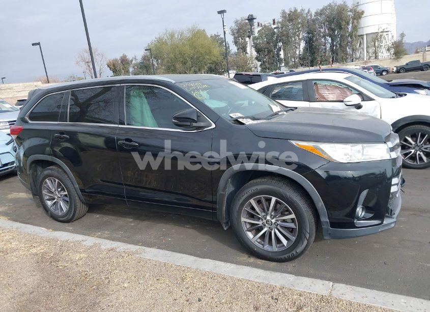 Photo 13 of 2018 Toyota Highlander XLE (VIN 5TDJZRFH4JS537223)