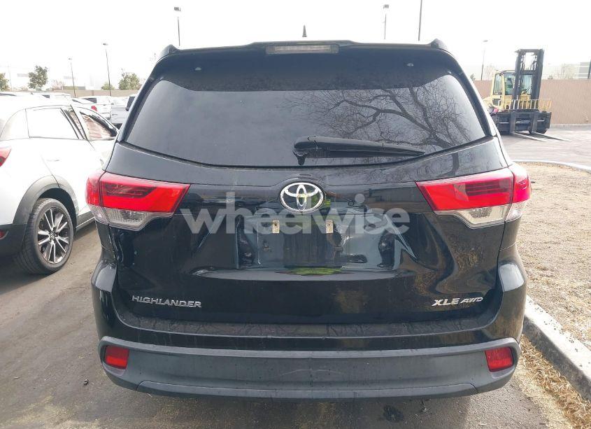 Photo 16 of 2018 Toyota Highlander XLE (VIN 5TDJZRFH4JS537223)