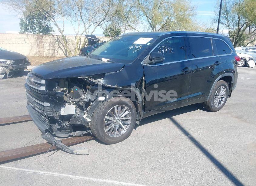 Photo 2 of 2018 Toyota Highlander XLE (VIN 5TDJZRFH4JS537223)