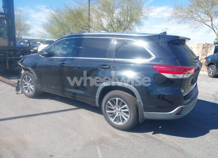Photo 3 of 2018 Toyota Highlander XLE (VIN 5TDJZRFH4JS537223)
