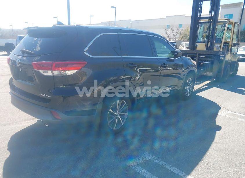Photo 4 of 2018 Toyota Highlander XLE (VIN 5TDJZRFH4JS537223)