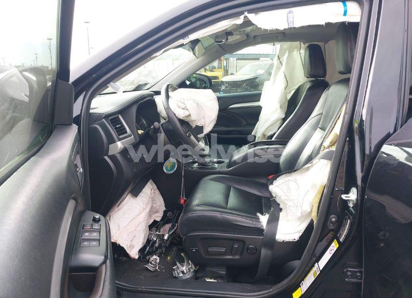 Photo 5 of 2018 Toyota Highlander XLE (VIN 5TDJZRFH4JS537223)