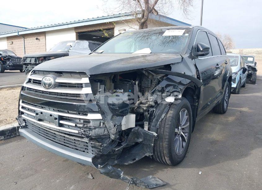 Photo 6 of 2018 Toyota Highlander XLE (VIN 5TDJZRFH4JS537223)