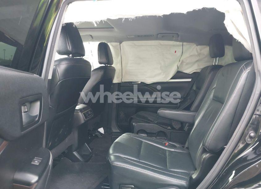 Photo 8 of 2018 Toyota Highlander XLE (VIN 5TDJZRFH4JS537223)