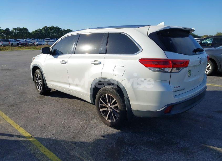 Photo 3 of 2018 Toyota Highlander XLE (VIN 5TDJZRFH4JS544222)