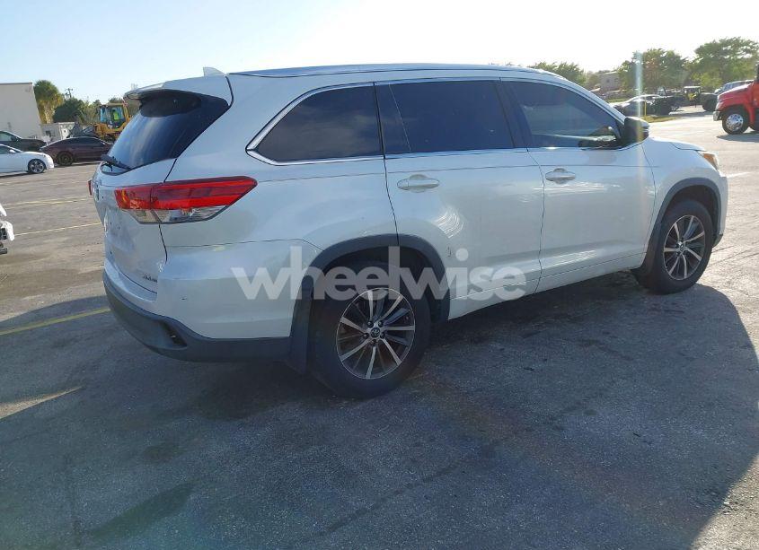 Photo 4 of 2018 Toyota Highlander XLE (VIN 5TDJZRFH4JS544222)