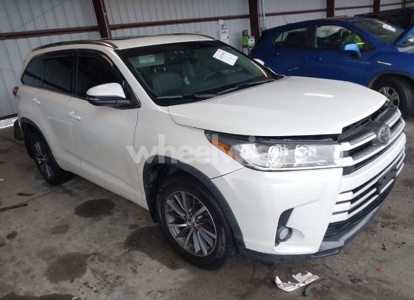 2018 Toyota Highlander XLE (VIN 5TDJZRFH4JS544303) main photo