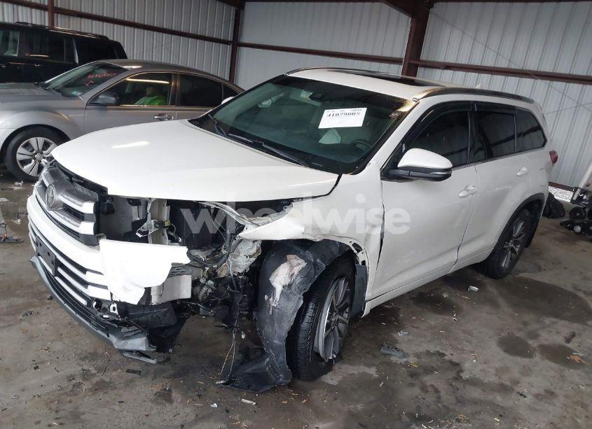 Photo 2 of 2018 Toyota Highlander XLE (VIN 5TDJZRFH4JS544303)