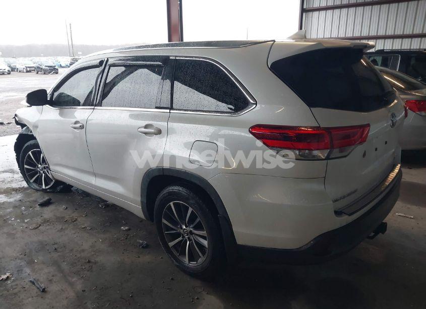 Photo 3 of 2018 Toyota Highlander XLE (VIN 5TDJZRFH4JS544303)