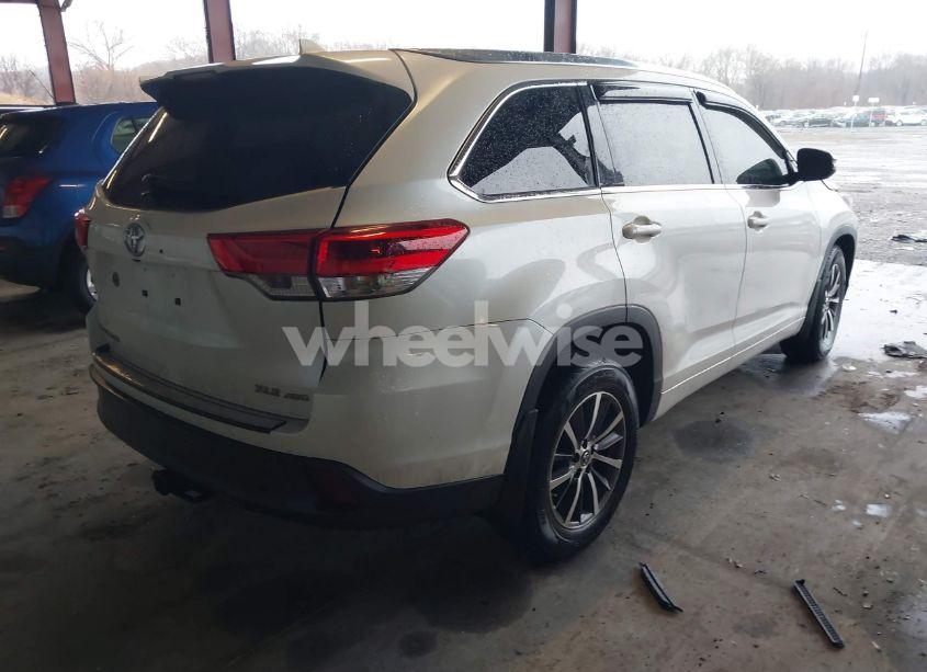 Photo 4 of 2018 Toyota Highlander XLE (VIN 5TDJZRFH4JS544303)