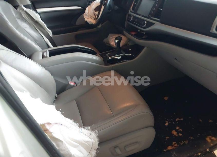 Photo 5 of 2018 Toyota Highlander XLE (VIN 5TDJZRFH4JS544303)