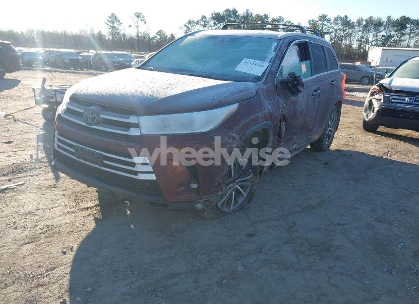 Photo 2 of 2018 Toyota Highlander XLE (VIN 5TDJZRFH4JS822598)