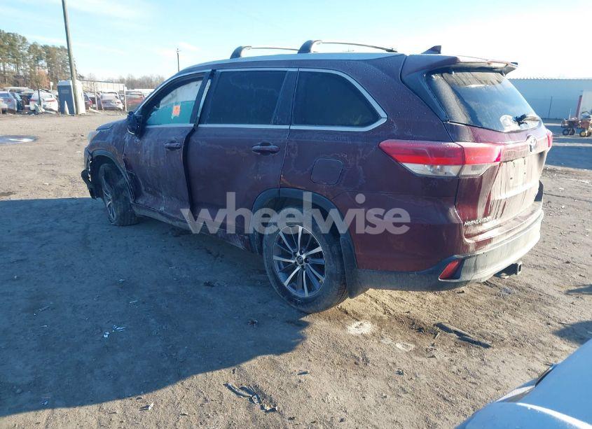 Photo 3 of 2018 Toyota Highlander XLE (VIN 5TDJZRFH4JS822598)