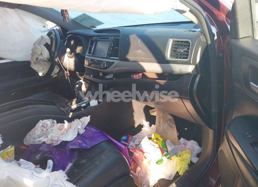 Photo 5 of 2018 Toyota Highlander XLE (VIN 5TDJZRFH4JS822598)