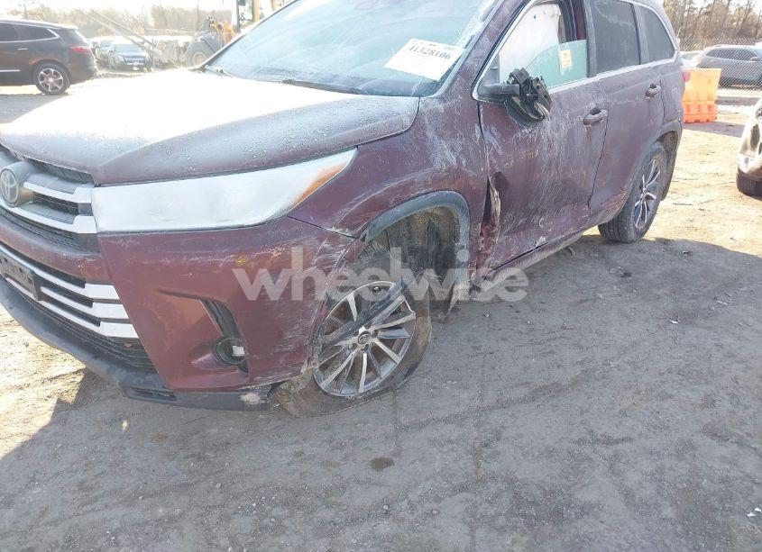 Photo 6 of 2018 Toyota Highlander XLE (VIN 5TDJZRFH4JS822598)