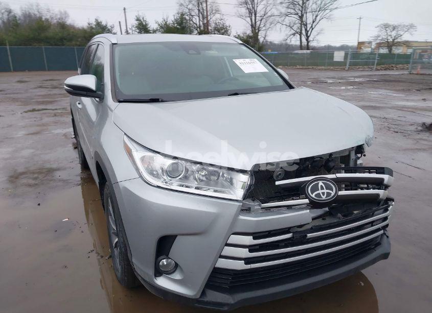 2019 Toyota Highlander XLE (VIN 5TDJZRFH4KS568182) main photo