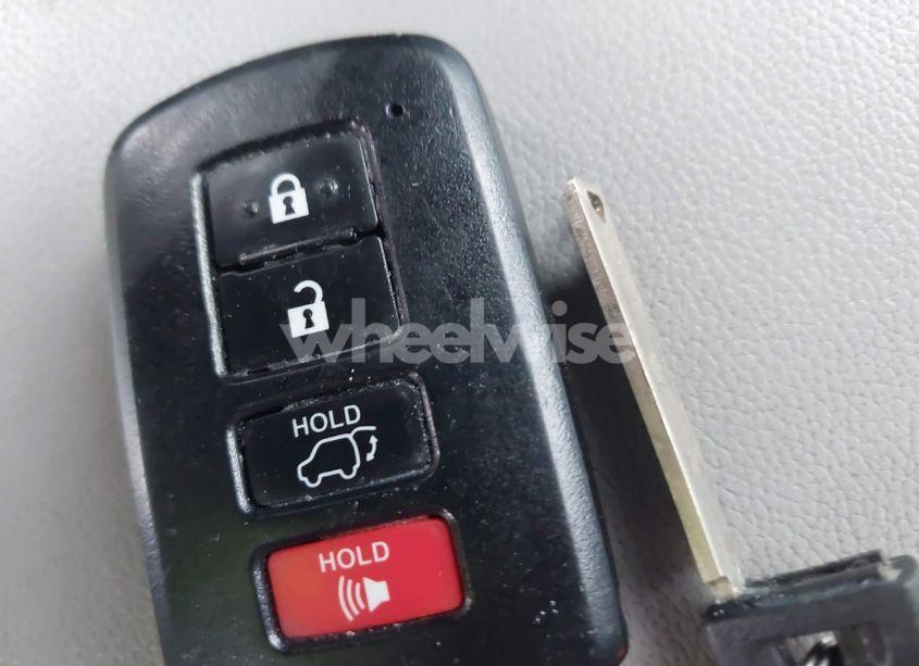 Photo 11 of 2019 Toyota Highlander XLE (VIN 5TDJZRFH4KS568182)