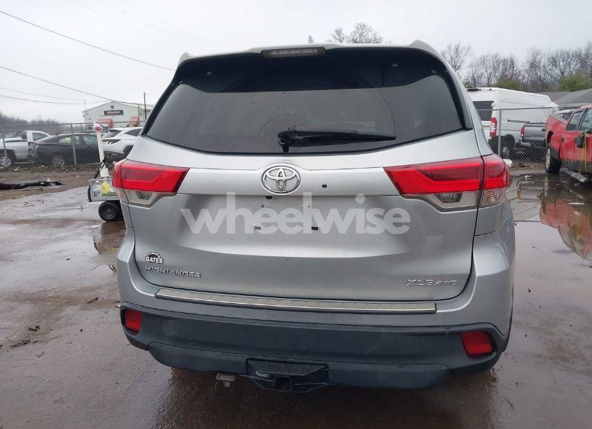 Photo 17 of 2019 Toyota Highlander XLE (VIN 5TDJZRFH4KS568182)