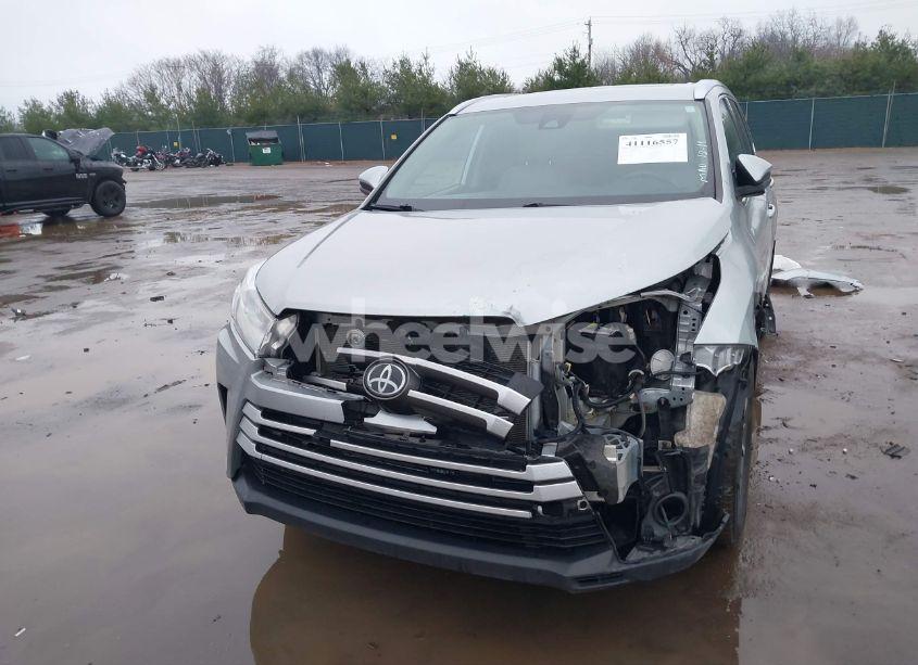 Photo 2 of 2019 Toyota Highlander XLE (VIN 5TDJZRFH4KS568182)