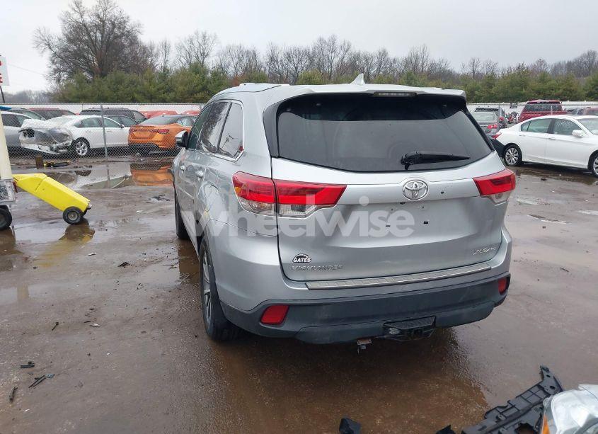 Photo 3 of 2019 Toyota Highlander XLE (VIN 5TDJZRFH4KS568182)