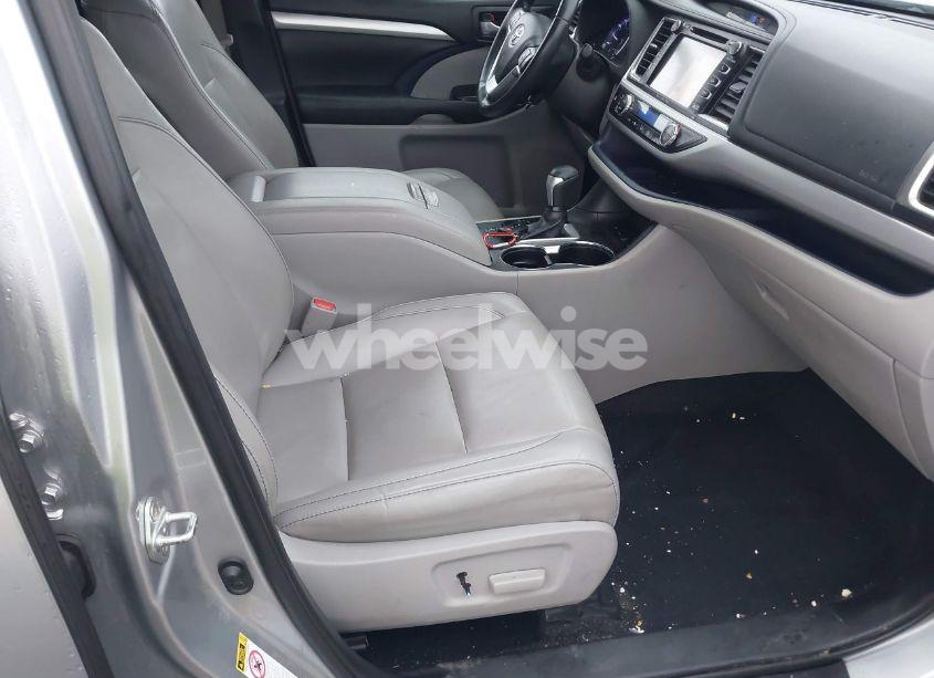 Photo 5 of 2019 Toyota Highlander XLE (VIN 5TDJZRFH4KS568182)