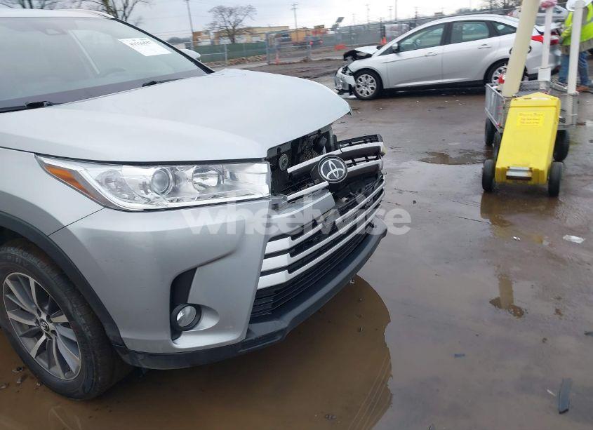 Photo 6 of 2019 Toyota Highlander XLE (VIN 5TDJZRFH4KS568182)