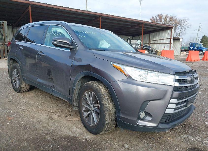 2019 Toyota Highlander XLE (VIN 5TDJZRFH4KS585063) main photo