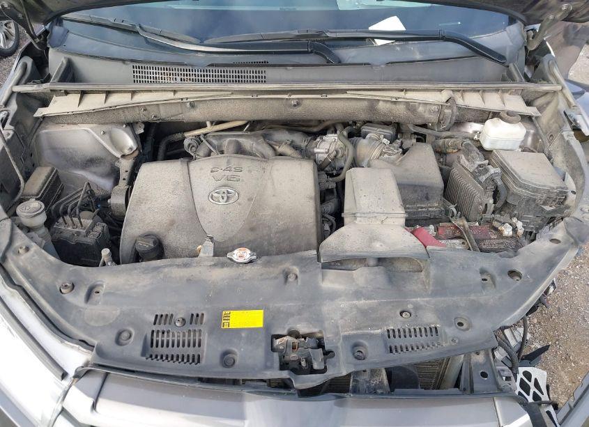 Photo 10 of 2019 Toyota Highlander XLE (VIN 5TDJZRFH4KS585063)
